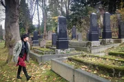 Heidemarie Schwalbe schaut auf dem jüdischen Friedhof in Suhl nach dem Rechten.