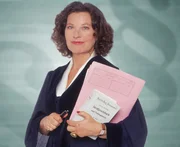 Richterin Dr. Ruth Herz führt die Verhandlungen objektiv, souverän und einfühlsam. Sie deckt die Geschichte hinter der Tat auf und versucht mit ihren Urteilen, Jugendlichen eine Chance zu geben.