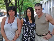 Partnervermittlerin Antoinette,li., und der eitle Sportfanatiker lernt die 40-jährige Gaby,Mi., kennen.