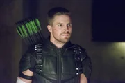 Oliver Queen als der Green Arrow (Stephen Amell) kämpft gegen "Darhk" und seinen Ghosts.