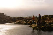 Ihre erste Expedition führt die acht Kandidaten in die Wildnis Islands, wo sie extremer Kälte, Wind und Regen ausgesetzt sind ...