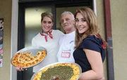 Michaela (r.) und Emi Chiappa mit "Onkel Paolo"