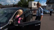 Als Jana (links) versucht mit Bonito zu fliehen, wird sie von der Polizei gestellt.