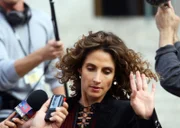 Detective Stella Bonasera (Melina Kanakaredes) tappt bei den Ermittlungen in einem Mordfall zunächst im Dunkeln. Erst als die Wunden des Toten nochmals untersucht werden, wird klar, was die Mordwaffe gewesen sein muss.