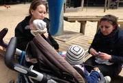 Elisabeth (l.) mit Tochter Alice, Tamara mit Sohn Raphael