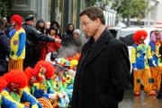 Det. Mac Taylor (Gary Sinise) ist nicht zum Scherzen aufgelegt. Dutzende Clowns sind einem Internetaufruf gefolgt, um unbewusst einen Mörder zu decken.