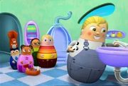 Das schlaue Eichhörnchen Fran, Kip, Twinkle, Wayne und Eubie (v. li. n. re.) beobachten den Klempner bei seiner Arbeit.