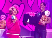 Comedy-Prinzessin Cindy aus Marzahn (l.) wirft sich für ihr aktuelles Bühnenprogramm "Pink is bjiutiful" in Schale. Getreu dem Motto "Is' det Leben noch so oll, mach es einfach bjutiful" unterhält die pinkliebende Entertainerin das Publikum im Berliner Velodrom ...