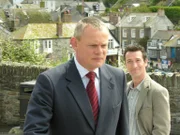 Als Doc Martin (Martin Clunes, l.) miterleben muss, wie sehr Danny (Tristan Sturrock, r.) um Louisa kämpft, ist er davon nicht sehr erfreut. Denn insgeheim hofft er selbst, eines Tages bei der Grundschullehrerin landen zu können ...