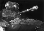 Der Unglückspanzer PT 76, nachdem er aus dem Schlamm des Riewend-Sees herausgezogen worden ist.