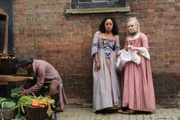 Violet Cross (Rosalind Eleazar, l.), Betsey Fletcher (Alexa Davies)