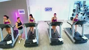 Marcel mit den Mädchen im Trainingsraum