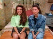 Samantha (Alyssa Milano, l.) feiert das Wiedersehen mit ihrer alten Freundin Charlie (Leah Remini, r.).