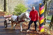 rbb Fernsehen KESSLERS EXPEDITION, Staffel 9, Folge 2, am Freitag (17.01.14) um 20:15 Uhr.
Der Winter klopft an, aber Michael Kessler ist schon weg. Auf seiner neunten Expedition für den Rundfunk Berlin Brandenburg (rbb) ist Michael Kessler wieder unterwegs in den brandenburgischen Heimatgefilden bis tief nach Sachsen. In bewundernswerter Aufopferung bringt er nach einer Marketing Tour für den Sender das Promo Pony „Kassandra“ wieder nach Hause. Ausgerechnet nach Zittau! - Michael Kessler am Grenzfluss Neiße.
