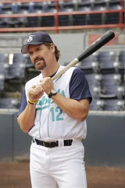 Der Manager stellt dem Team den neuen Schlagcouch Wade Boggs (spielt sich selbst) vor, der selbst jahrelang erfolgreich Baseball gespielt hat.