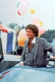 Bei einem sabotierten Unfall wird der Hauptdarsteller einer Stuntshow verletzt, und Michael (David Hasselhoff) springt mit K.I.T.T. als Attraktion ein. Kurz darauf wird auch auf Michael ein Anschlag verübt...