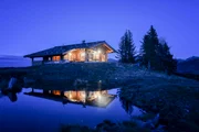 Drehbegehung Hansi Hinterseer am Freitag den 6. November 2015 auf einer Almhuette nahe Jochberg, Tirol. © Kerstin JOensson
