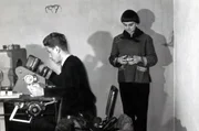 Alain Resnais und Agnès Varda arbeiten gemeinsam am Filmschnitt von Vardas "La Pointe Courte" aus dem Jahr 1955.