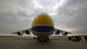 Bildunterschrift:
Die Antonov An-124-100M-150 gilt als die Königin der Schwertransportflugzeuge.