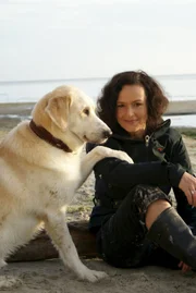 Maike mit ihrem Leithund Raida.