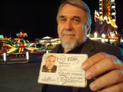 Manfred Bornholdt (Bild) und Thomas Lange vom Eichamt Hamburg kontrollieren auf dem Volksfest einen Süßigkeiten-Händler, der beim Wiegen schummelt - und dadurch erst richtig Kasse macht ...