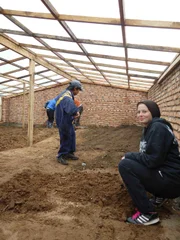 In der Mongolei muss Jenny (vorne) beim Bau eines Gewächshauses mithelfen ...