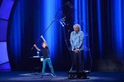 Thomas Gottschalk (r.) wird von Felix (l.) in eine Riesenseifenblase gesteckt. Ein besonderer Moment für Thomas Gottschalk ...