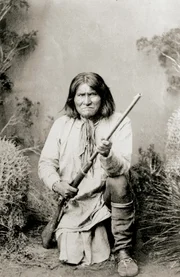Geronimo wurde 1829 geboren. Er war Krieger und Medizinmann der Chiricahua (Berg)-Apachen, die am Rio Grande in Neumexiko lebten.