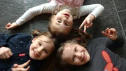 Mia, Martha und Milla haben ein schwebendes Kunstwerk entdeckt.