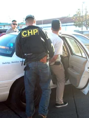 Mit Hilfe eines präparierten High-Tech-Autos überführen die Polizisten der California Highway Patrol Autodiebe. Der Zuschauer wird Zeuge, wie die Autodiebe das Fahrzeug stehlen und schließlich verhaftet werden.