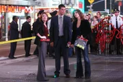 Lindsay (Anna Belknap, l.), Detective Don Flack (Eddie Cahill) und Detective Stella Bonasera (Melina Kanakaredes) werden zu einem makaber anmutenden Tatort gerufen: Ein Model liegt tot in einem ¬'berdimensionierten Martini-Glas am Times Square.