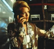 Vivian (Gail O'Grady) hält die Bombe mehr oder weniger in den Händen, denn wenn sie aufsteht, wird diese unweigerlich losgehen.