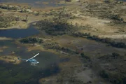 Hubschrauber über dem Okavango Delta