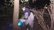 Die obdachlose Anja bereitet ihren Schlafplatz vor.
