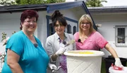 Einrichtungsexpertin Emell Gök Che (Mitte) gestaltet mit Evi Bucholz und ihrer besten Freundin Angelika Hagen (r) einen preiswerten Blumenübertopf fürs Wohnzimmer.