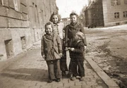 Bayerisches Fernsehen HITLERS BETROGENE GENERATION, TEIL 1, "Kriegskinder in Bayern", am Montag (19.04.10) um 22:30 Uhr.
Kinderfoto von Hans Jürgen Schulz.