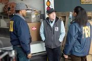 Agent McKenna (Don Guillory, l.), Red (James Spader), Agent Hobbs (Lauren Lim Jackson)