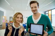 Wie lernt man Geometrie am besten - mit der Lern-App oder klassisch mit Zirkel und Dreieck? Die "Xenius"-Moderatoren Adrian und Emilie gehen dieser Frage auf den Grund.