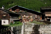 Im wuchtigen Schnalstal in Südtirol liegt der Oberniederhof. Das über 700 Jahre alte Gut wird von Familie Tappeiner bewirtschaftet.. FVBE_Oberniederhof_Tappeiner_Südtirol_Hofansicht 6