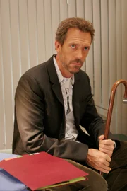 Bei einem Überfall erleidet das Opfer Tracy einen Anfall und hat fortan starke Abdominalschmerzen. Wenig später entwickelt ihr Ehemann dieselben Symptome. Ein Fall für Dr. Gregory House (Hugh Laurie) ...