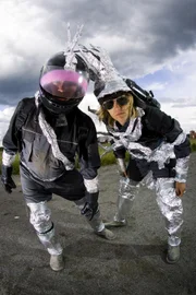(1. Staffel) - "The Dudesons", das sind vier finnische Freunde, die waghalsig-verrückte Stunts wagen und sich dabei filmen: Jukka Hilden (r.) und Jarno Laasala (l.) ...