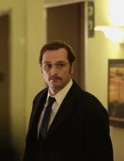 Philip (Matthew Rhys) und Elizabeth müssen sich um einen Mudschaheddin-Kommandanten kümmern und gleichzeitig ein Auge auf ihre Tochter werfen, die, auf Grund der jüngsten Nachrichten, zu rebellieren beginnt ...