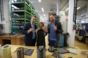 Sind Textilien der Werkstoff der Zukunft? An der TU Dresden erfahren die "X:enius"-Moderatoren Dörthe und Pierre, was Stoff außer Kleidung noch alles kann.