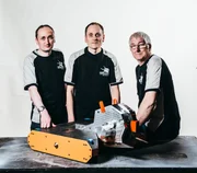 Hoffen auf den Sieg bei "Robot Wars": Das Team Big Nipper und ihr selbst gebauter Roboter ...