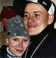 Tiffanys Bruder (r.) gibt den entscheiden Hinweise, als die Polizei die Mörder eines alten Ehepaares sucht. Ausgerechnet Tiffany Cole (l.), für die Reggie und Carol Sumner wie Großeltern waren, ließ sich zum Raub und Mord hinreißen ...