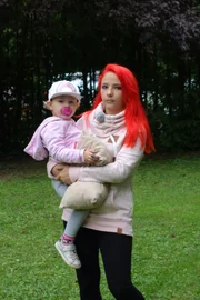 Jasmin mit Tochter Steffi am Spielplatz