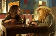 Sarah (Tatiana Maslany, l.) und Helena (Tatiana Maslany, r.) warten auf ihre Abholung in einer mexikanischen Taverne.