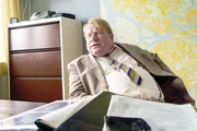 Bäckström (Claes Malmberg) in seinem Büro