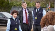 v.l.n.r. Janette (Angela Curran), Karl (Russell Tovey) und Paul (Martin Marquez) beobachten das Geschehen.