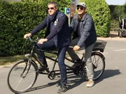 Joachim Llambi (l.) und Kaya Yanar testen das Tandem als Camping-Freizeitaktivität.